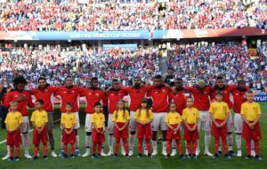 Román Torres (único com a mão na altura do peito) e o time do Panamá se emociona ao ouvir o hino do país em uma Copa do Mundo. AFP PHOTO / Nelson Almeida