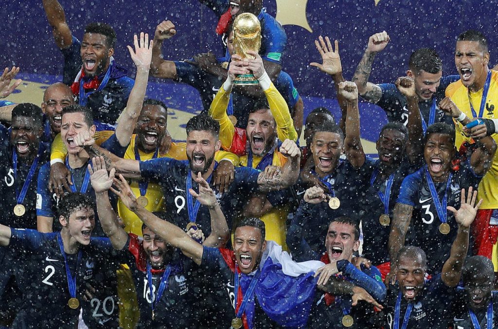 Franceses erguem a taça da Copa do Mundo 2018. Foto: Jonathan Campos/Gazeta do Povo